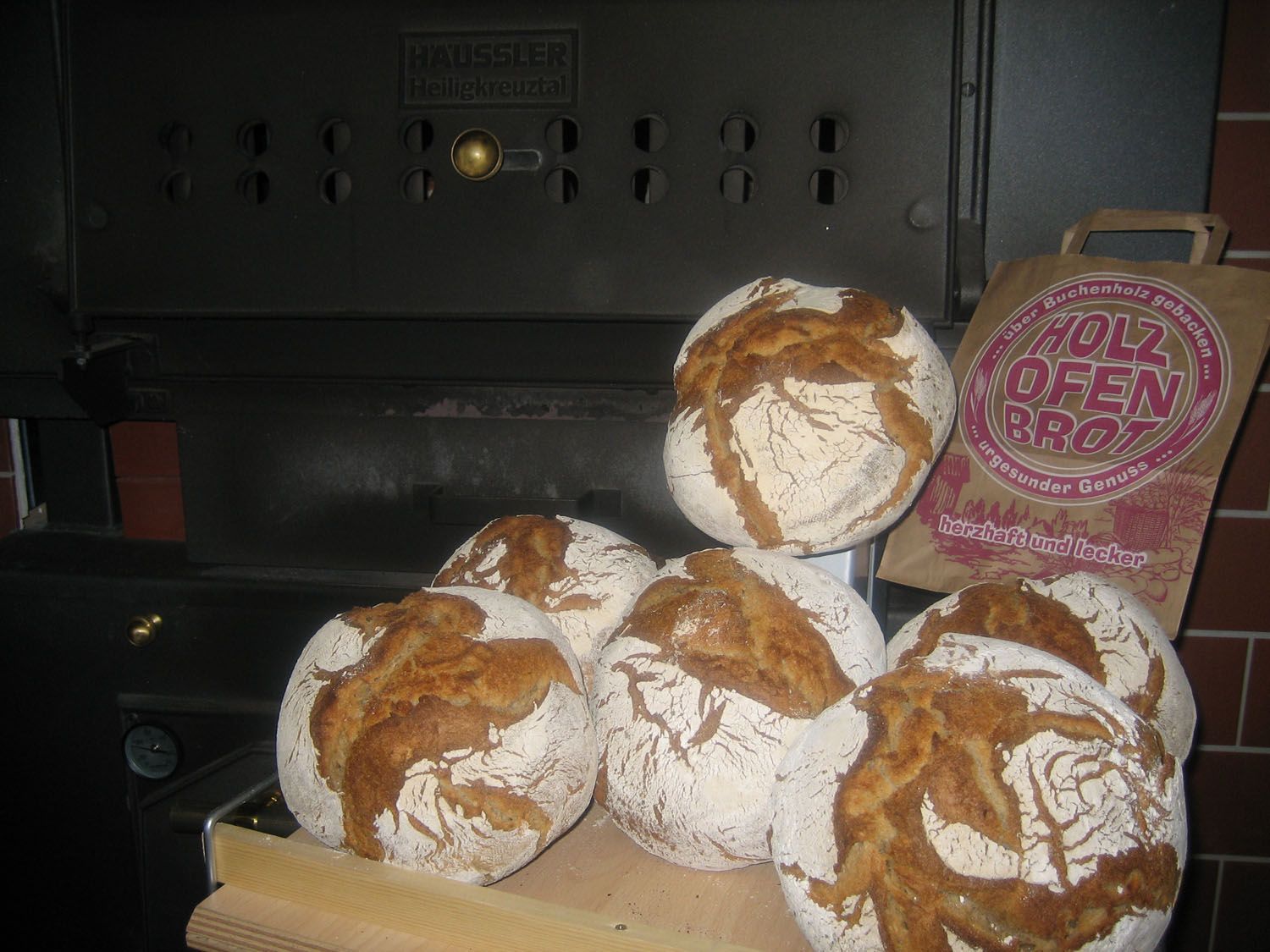 Cafe Café Endter Konditorei Bäckerei Brotkultur Tortenkunst Kaffee Kaffeespezialitäten Brot Mischbrot Weißbrot Zwiebelbrot Roggenbrot Vitalbrot Roggenvollkornbrot Dinkel-Chiabrot Holzofenbrot Hachelsteiner Hallenburger Pane Ructico