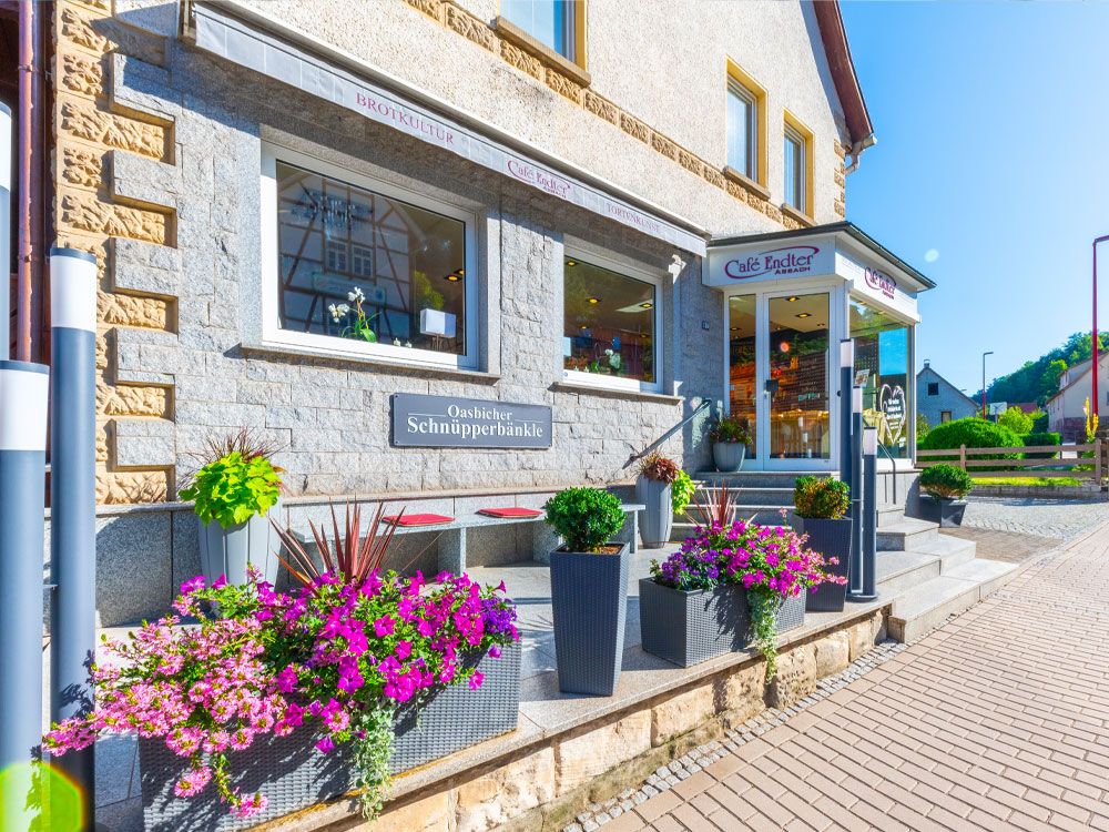 Cafe Café Endter Konditorei Bäckerei Brotkultur Tortenkunst Kaffee Kaffeespezialitäten Brot Mischbrot Weißbrot Zwiebelbrot Roggenbrot Vitalbrot Roggenvollkornbrot Dinkel-Chiabrot Holzofenbrot Hachelsteiner Hallenburger Pane Ructico Brötchen Laugengebäck Torten Thementorten Hochzeitstorten Geburtstagstorten Schuleinführungstorten Eis Baumkuchen Stollen Bergwerkstollen Mandelstollen Mohnstollen Nussstollen Lebkuchen Plätzchen