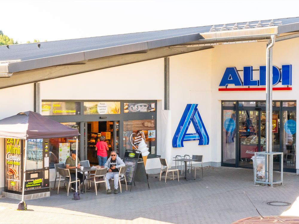 Cafe Café Endter Konditorei Bäckerei Brotkultur Tortenkunst Kaffee Kaffeespezialitäten Brot Mischbrot Weißbrot Zwiebelbrot Roggenbrot Vitalbrot Roggenvollkornbrot Dinkel-Chiabrot Holzofenbrot Hachelsteiner Hallenburger Pane Ructico Brötchen Laugengebäck Torten Thementorten Hochzeitstorten Geburtstagstorten Schuleinführungstorten Eis Baumkuchen Stollen Bergwerkstollen Mandelstollen Mohnstollen Nussstollen Lebkuchen Plätzchen