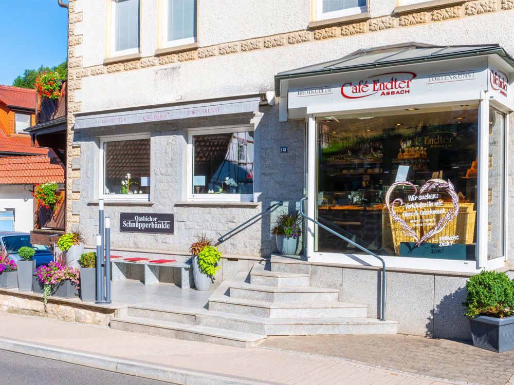 Cafe Café Endter Konditorei Bäckerei Brotkultur Tortenkunst Kaffee Kaffeespezialitäten Brot Mischbrot Weißbrot Zwiebelbrot Roggenbrot Vitalbrot Roggenvollkornbrot Dinkel-Chiabrot Holzofenbrot Hachelsteiner Hallenburger Pane Ructico Brötchen Laugengebäck Torten Thementorten Hochzeitstorten Geburtstagstorten Schuleinführungstorten Eis Baumkuchen Stollen Bergwerkstollen Mandelstollen Mohnstollen Nussstollen Lebkuchen Plätzchen