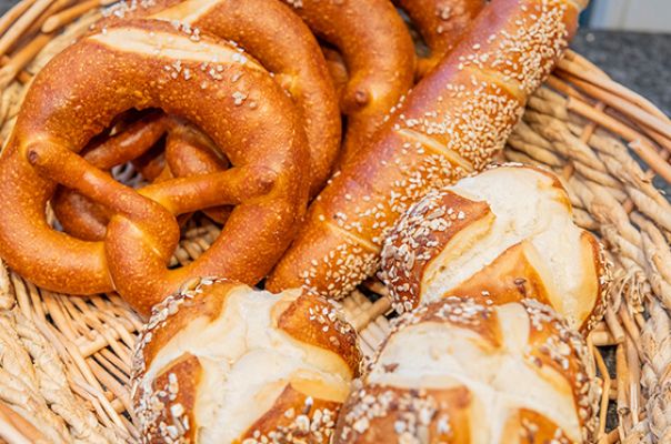 Cafe Café Endter Konditorei Bäckerei Brotkultur Tortenkunst Kaffee Kaffeespezialitäten Brot Mischbrot Weißbrot Zwiebelbrot Roggenbrot Vitalbrot Roggenvollkornbrot Dinkel-Chiabrot Holzofenbrot Hachelsteiner Hallenburger Pane Ructico Brötchen Laugengebäck Torten Thementorten Hochzeitstorten Geburtstagstorten Schuleinführungstorten Eis Baumkuchen Stollen Bergwerkstollen Mandelstollen Mohnstollen Nussstollen Lebkuchen Plätzchen