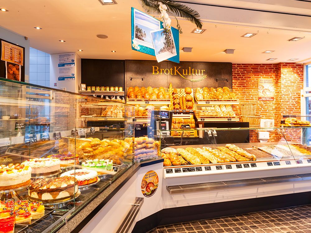 Cafe Café Endter Konditorei Bäckerei Brotkultur Tortenkunst Kaffee Kaffeespezialitäten Brot Mischbrot Weißbrot Zwiebelbrot Roggenbrot Vitalbrot Roggenvollkornbrot Dinkel-Chiabrot Holzofenbrot Hachelsteiner Hallenburger Pane Ructico Brötchen Laugengebäck Torten Thementorten Hochzeitstorten Geburtstagstorten Schuleinführungstorten Eis Baumkuchen Stollen Bergwerkstollen Mandelstollen Mohnstollen Nussstollen Lebkuchen Plätzchen