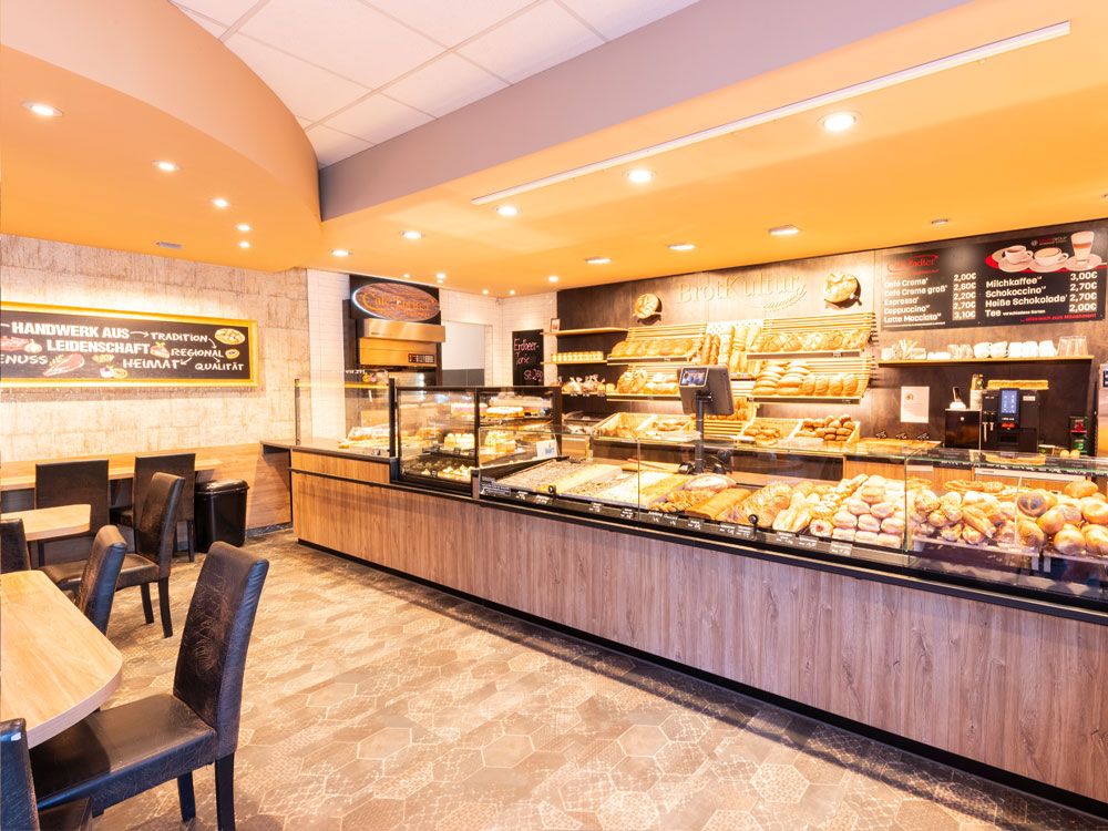 Cafe Café Endter Konditorei Bäckerei Brotkultur Tortenkunst Kaffee Kaffeespezialitäten Brot Mischbrot Weißbrot Zwiebelbrot Roggenbrot Vitalbrot Roggenvollkornbrot Dinkel-Chiabrot Holzofenbrot Hachelsteiner Hallenburger Pane Ructico Brötchen Laugengebäck Torten Thementorten Hochzeitstorten Geburtstagstorten Schuleinführungstorten Eis Baumkuchen Stollen Bergwerkstollen Mandelstollen Mohnstollen Nussstollen Lebkuchen Plätzchen