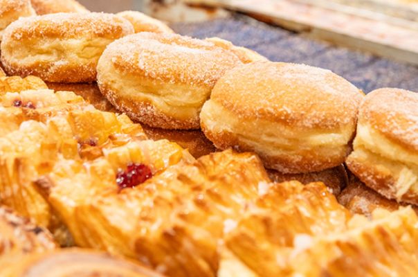 Cafe Café Endter Konditorei Bäckerei Brotkultur Tortenkunst Kaffee Kaffeespezialitäten Brot Mischbrot Weißbrot Zwiebelbrot Roggenbrot Vitalbrot Roggenvollkornbrot Dinkel-Chiabrot Holzofenbrot Hachelsteiner Hallenburger Pane Ructico Brötchen Laugengebäck Torten Thementorten Hochzeitstorten Geburtstagstorten Schuleinführungstorten Eis Baumkuchen Stollen Bergwerkstollen Mandelstollen Mohnstollen Nussstollen Lebkuchen Plätzchen
