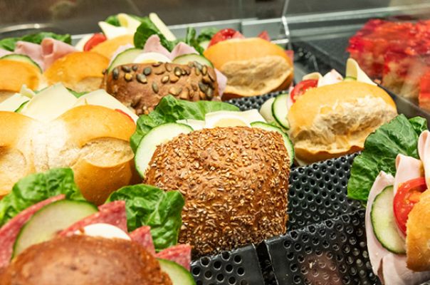 Cafe Café Endter Konditorei Bäckerei Brotkultur Tortenkunst Kaffee Kaffeespezialitäten Brot Mischbrot Weißbrot Zwiebelbrot Roggenbrot Vitalbrot Roggenvollkornbrot Dinkel-Chiabrot Holzofenbrot Hachelsteiner Hallenburger Pane Ructico Brötchen Laugengebäck Torten Thementorten Hochzeitstorten Geburtstagstorten Schuleinführungstorten Eis Baumkuchen Stollen Bergwerkstollen Mandelstollen Mohnstollen Nussstollen Lebkuchen Plätzchen