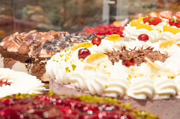 Cafe Café Endter Konditorei Bäckerei Brotkultur Tortenkunst Kaffee Kaffeespezialitäten Brot Mischbrot Weißbrot Zwiebelbrot Roggenbrot Vitalbrot Roggenvollkornbrot Dinkel-Chiabrot Holzofenbrot Hachelsteiner Hallenburger Pane Ructico Brötchen Laugengebäck Torten Thementorten Hochzeitstorten Geburtstagstorten Schuleinführungstorten Eis Baumkuchen Stollen Bergwerkstollen Mandelstollen Mohnstollen Nussstollen Lebkuchen Plätzchen