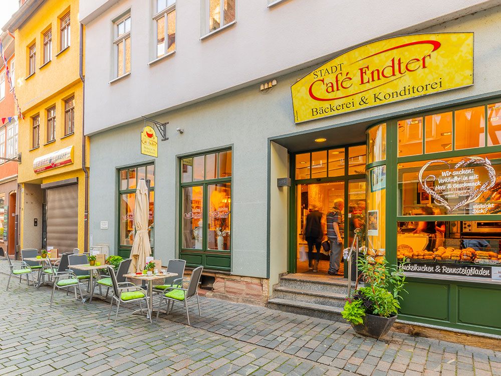 Cafe Café Endter Konditorei Bäckerei Brotkultur Tortenkunst Kaffee Kaffeespezialitäten Brot Mischbrot Weißbrot Zwiebelbrot Roggenbrot Vitalbrot Roggenvollkornbrot Dinkel-Chiabrot Holzofenbrot Hachelsteiner Hallenburger Pane Ructico Brötchen Laugengebäck Torten Thementorten Hochzeitstorten Geburtstagstorten Schuleinführungstorten Eis Baumkuchen Stollen Bergwerkstollen Mandelstollen Mohnstollen Nussstollen Lebkuchen Plätzchen