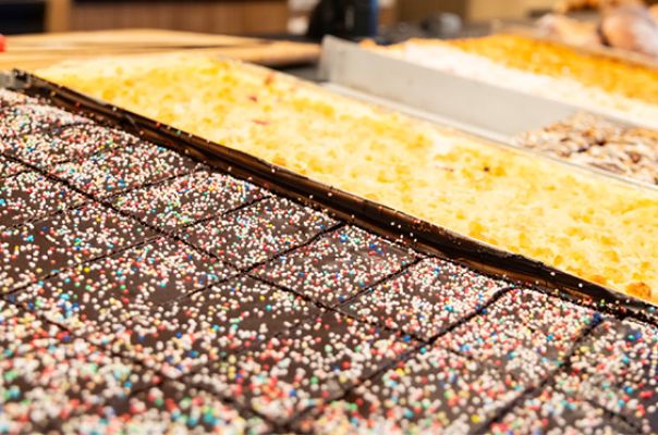 Cafe Café Endter Konditorei Bäckerei Brotkultur Tortenkunst Kaffee Kaffeespezialitäten Brot Mischbrot Weißbrot Zwiebelbrot Roggenbrot Vitalbrot Roggenvollkornbrot Dinkel-Chiabrot Holzofenbrot Hachelsteiner Hallenburger Pane Ructico Brötchen Laugengebäck Torten Thementorten Hochzeitstorten Geburtstagstorten Schuleinführungstorten Eis Baumkuchen Stollen Bergwerkstollen Mandelstollen Mohnstollen Nussstollen Lebkuchen Plätzchen