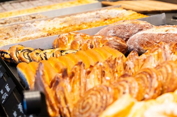 Cafe Café Endter Konditorei Bäckerei Brotkultur Tortenkunst Kaffee Kaffeespezialitäten Brot Mischbrot Weißbrot Zwiebelbrot Roggenbrot Vitalbrot Roggenvollkornbrot Dinkel-Chiabrot Holzofenbrot Hachelsteiner Hallenburger Pane Ructico Brötchen Laugengebäck Torten Thementorten Hochzeitstorten Geburtstagstorten Schuleinführungstorten Eis Baumkuchen Stollen Bergwerkstollen Mandelstollen Mohnstollen Nussstollen Lebkuchen Plätzchen