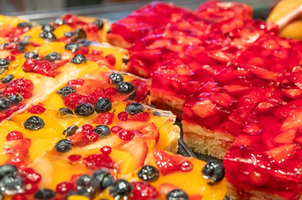 Cafe Café Endter Konditorei Bäckerei Brotkultur Tortenkunst Kaffee Kaffeespezialitäten Brot Mischbrot Weißbrot Zwiebelbrot Roggenbrot Vitalbrot Roggenvollkornbrot Dinkel-Chiabrot Holzofenbrot Hachelsteiner Hallenburger Pane Ructico Brötchen Laugengebäck Torten Thementorten Hochzeitstorten Geburtstagstorten Schuleinführungstorten Eis Baumkuchen Stollen Bergwerkstollen Mandelstollen Mohnstollen Nussstollen Lebkuchen Plätzchen